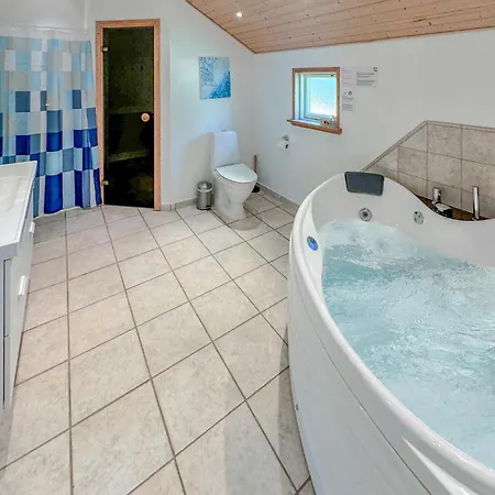 Dom wakacyjny 4 Bedroom Awesome In Vaeggerlose